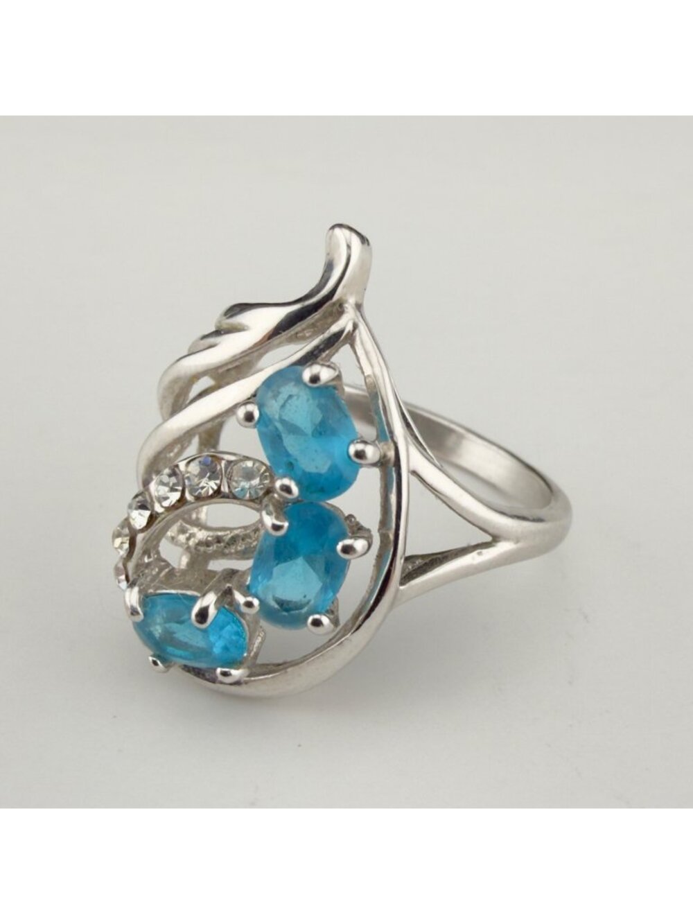 Vintage Women Size 8 Silver Tone Topaz Blue Clear Rhinestone Cocktail Ring
